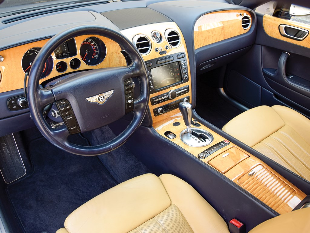 Bentley Continental 2010 салон